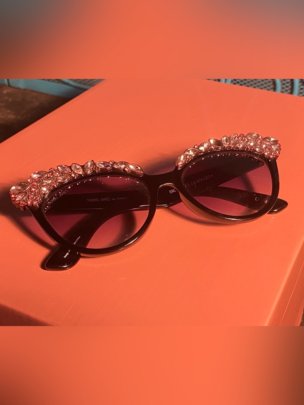 NWOT fabulous Thomas James by Perverse RITA cat eye sunglasses,blk/pink crystal